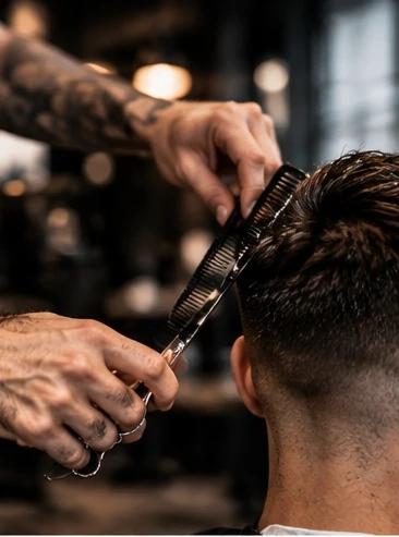 Barber strzyże kark klienta nożyczkami i grzebieniem